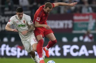 Cédric Zesiger (à gauche) au duel avec Harry Kane lors d'un match contre le Bayern Munich KEYSTONE/AP/MATTHIAS SCHRADER